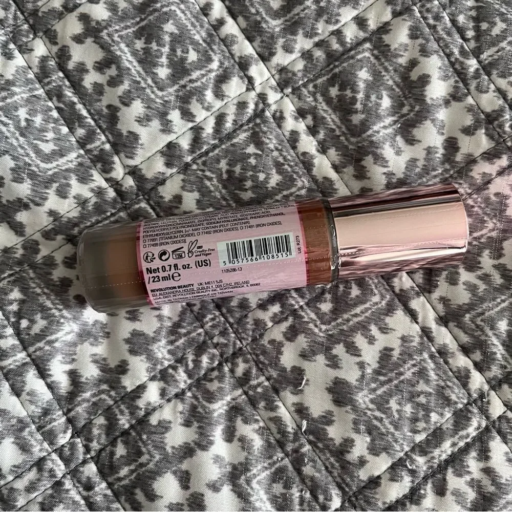 Revolution Conceal & Hydrate Radiance Foundation with Hylaronic Acid F11